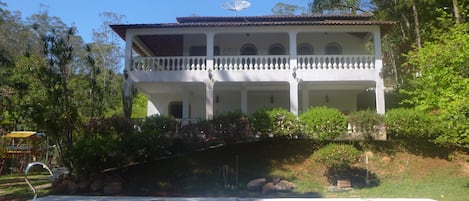 Casa frente para piscina e lago