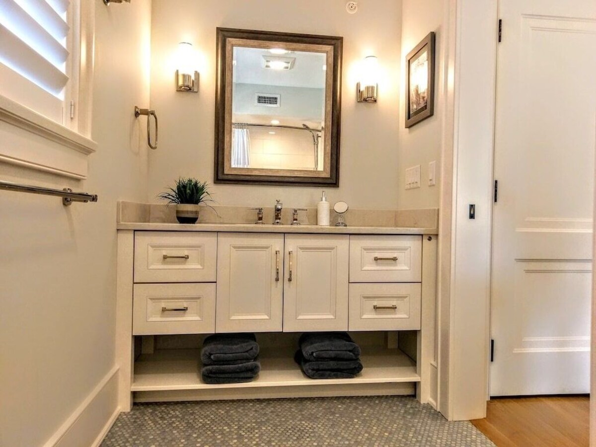 Luxury Waterfront Home Sleeps 16 Game Room Private Beach and Dock
