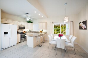 Regal Beach #633 - Dining Area & Kitchen