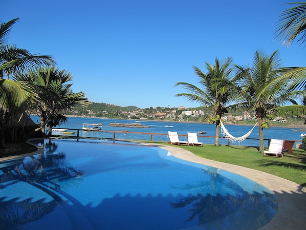 Piscina a beira mar.