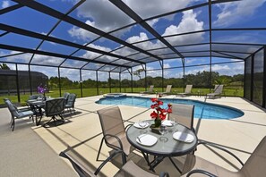 Beautiful 5 bed 4 bath villa located in Watersong