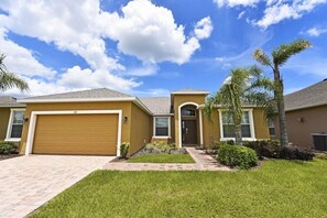 Beautiful 5 bed 4 bath villa located in Watersong