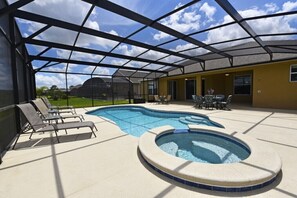 Beautiful 5 bed 4 bath villa located in Watersong