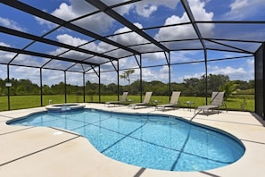 Beautiful 5 bed 4 bath villa located in Watersong