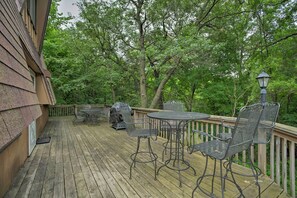 Large Wraparound Deck w/ Gas Grill