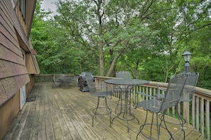 Large Wraparound Deck w/ Gas Grill