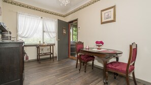 Hanna Cottage Dining Area