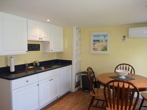 Gorgeous new kitchen with quartz counter tops, fully equipped! 