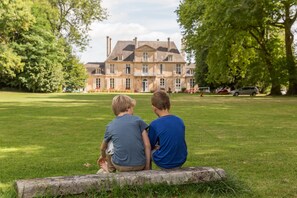 Aile gauche du château = le gîte Les Hortensias