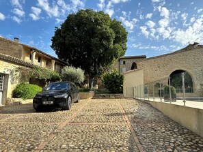 Room to park 3 or 4 cars