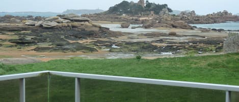 Vue de la terrasse sur le château de costaérés