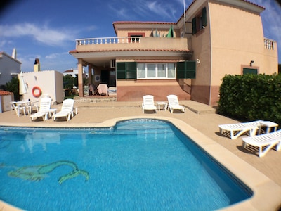 VILLA SIRENA large pool, BBQ and private parking 350m from the beach. FREE WIFI