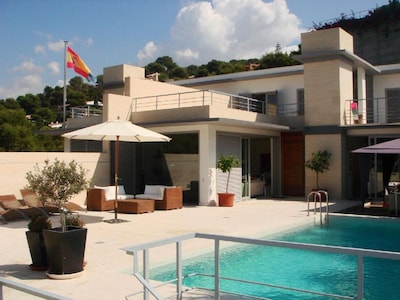 Fabulous villa, s/c apartment, private heated pool, short walk to beach!!   