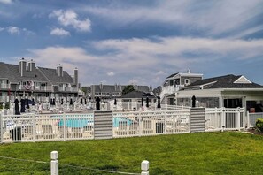 Harbour Island | Community Amenities | Outdoor Pool