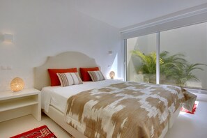 Master suite-interior garden
