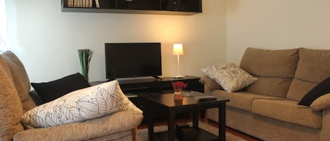 Salón, con dos sofás y Smart TV Full HD