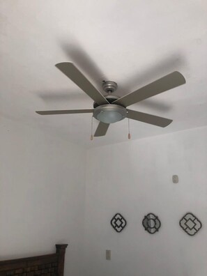 ventiladores en habitación 