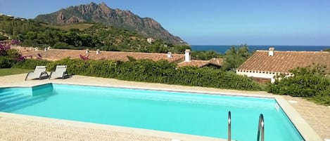 La piscina davanti casa, ci sono i lettini a disposizione per il vostro relax