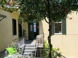 Entrance with the main door and the kitchen door.