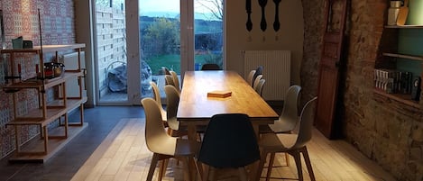 Salle à manger donnant sur la terrasse et le jardin.