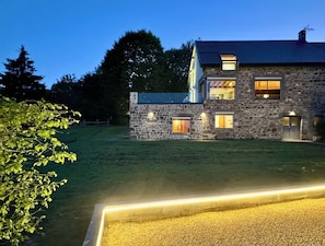 En été le soir , le terrain de pétanque et la maison....