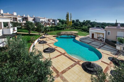 Villa familiar de 3 camas con aire acondicionado y piscina cerca de Lagos y la playa