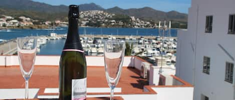 una copa de cava en la terraza