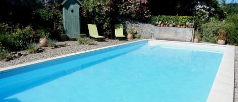 Soleil, piscine, ciel bleu et cigales, ce sont les vacances en Drôme Provençale