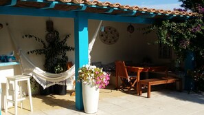 Bar et cuisine d'extérieur, devant la piscine