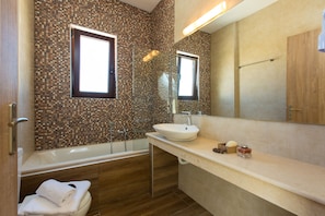 Spacious and modern bathroom with both bathtub and shower