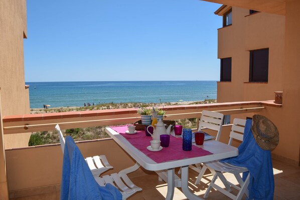 First line apartment with 2 double bedrooms, 1 bathroom, internet, parquing, 