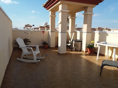 Terraza privada en la azotea, vistas al mar, orientación sur, WiFi y aire acondicionado