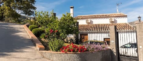 Entrada al recinto del cortijo