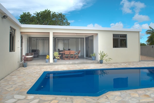 Villa Rosa, private pool, relax, swim, alfresco dining, sun bathe, sun lounges