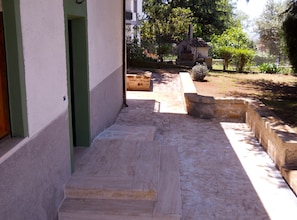 Ramps of access to the house and to the garden without stairs