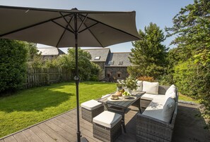 Curlews Cwtch, Roserrow: Delightful enclosed garden with outdoor furniture and a charcoal barbecue