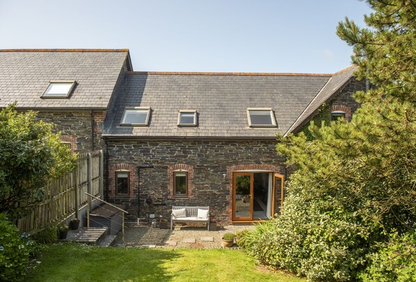 Welcome to Curlews Cwtch, in the heart of Roserrow Estate, near Polzeath