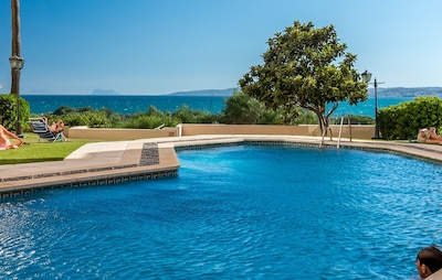 Ferienwohnung am Strand mit Klimaanlage, 2 Swimmingpools & 40 m²-Sonnenterrasse