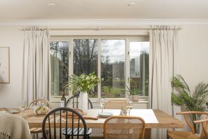 The Nineteenth, Roserrow. Ground floor: Gather around the spacious dining table