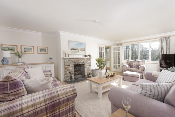 The Nineteenth, Roserrow. Ground floor: Enjoy the bright and spacious sitting room