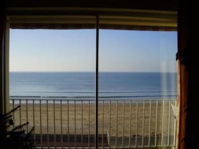 Very quiet furnished flat in front of a long sandy beach with a very beautiful sea view.