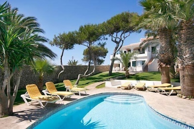 Villa familiar en Menorca con hermosas vistas al mar y amplio jardín 