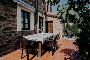 Terraza con toldo, mobiliario de jardín y barbacoa, La casa del Campo