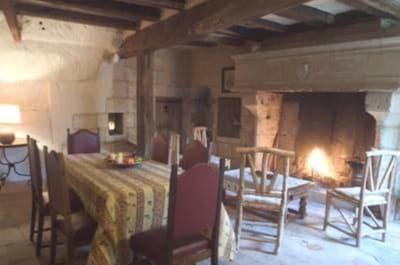 salon sous roche avec cheminée 16eme siècle