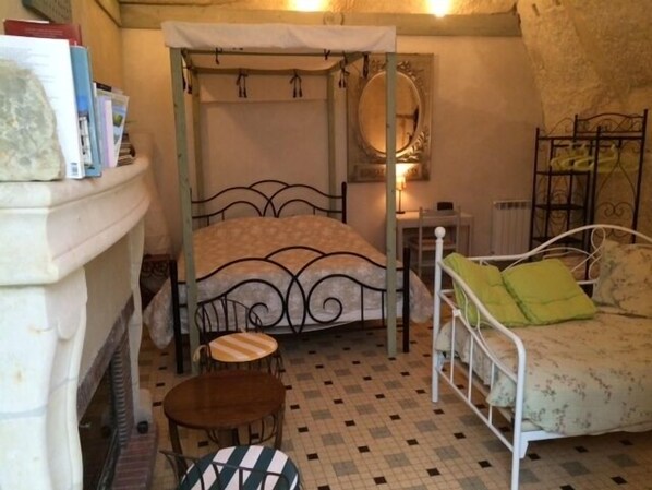 chambre sous roche, lits 160 et 140. Acces facile sdb