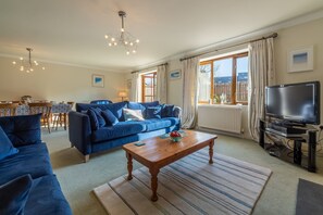 Keepers Cottage, Polzeath. First floor: Open-plan sitting and dining area