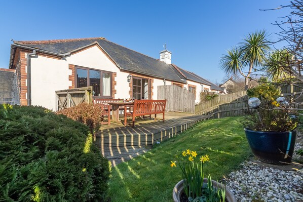 Keepers Cottage, Polzeath. The sunny terrace reached from the open-plan first floor living accommodation
