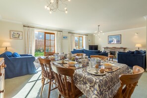 Keepers Cottage, Polzeath. First floor: Open-plan sitting and dining area