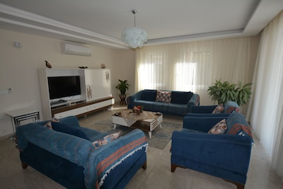 Stylish Villa With 5 Bedrooms,5 Bathroom, Private Pool,Air Conditioning,Alarm