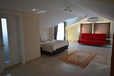 Stylish Villa With 5 Bedrooms,5 Bathroom, Private Pool,Air Conditioning,Alarm